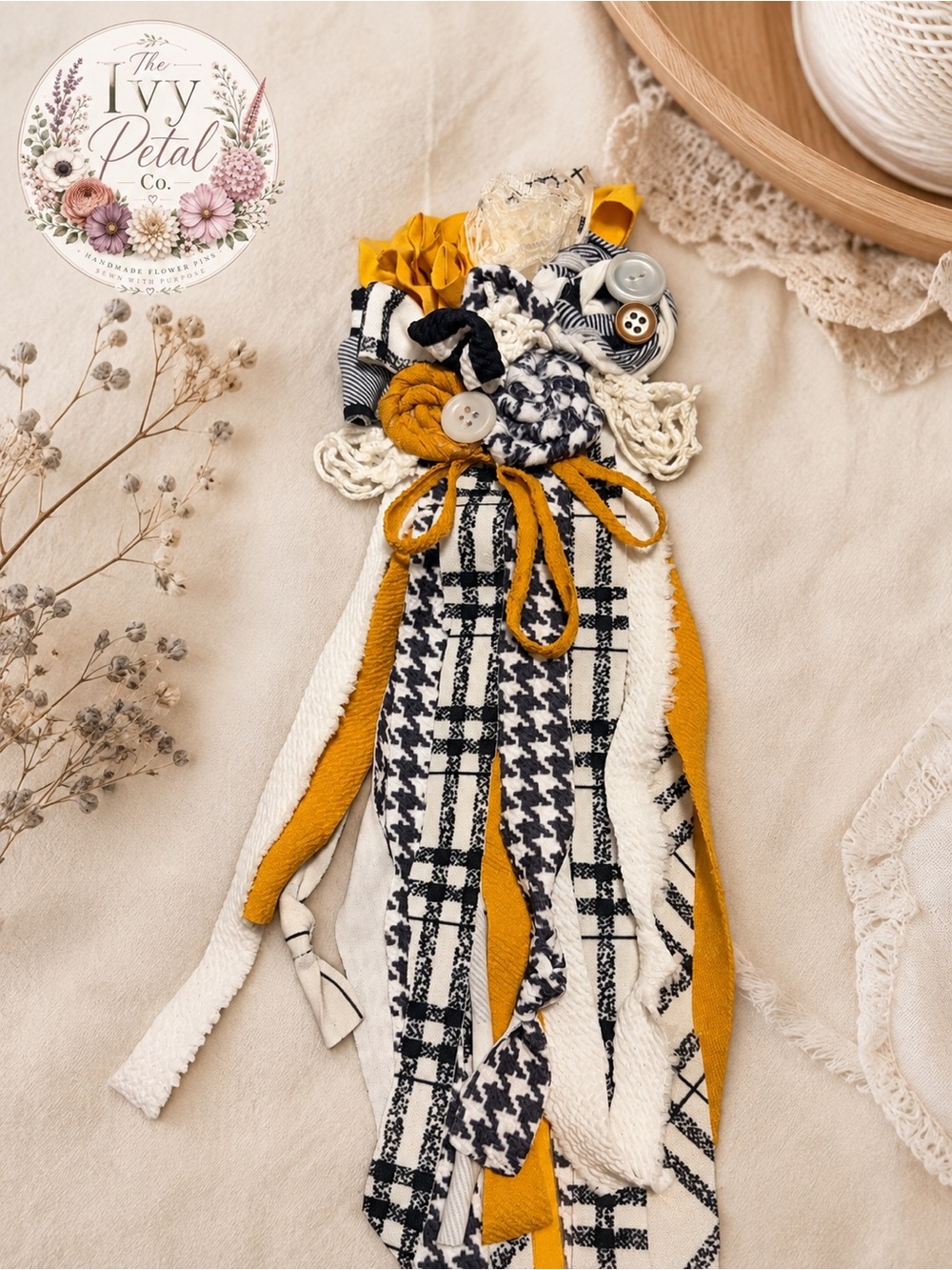 Mustard & Black Flower Pin💛🖤🤍